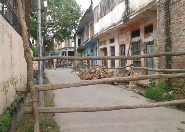 ayodhya जर्जर मंदिर से लोग परेशान, नोटिस चस्पा कर प्रशासन ने किया पल्ला साफ