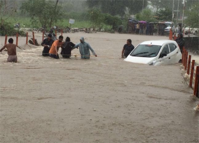 car the Including family is flowing , mother rescu कार सहित बह जाता परिवार, मां बगलामुखी ने बचाया