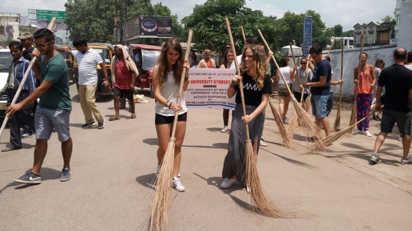italy student clean road अब तो करो शर्म, इटली से आए मेहमानों ने उठा लिया झाड़ू