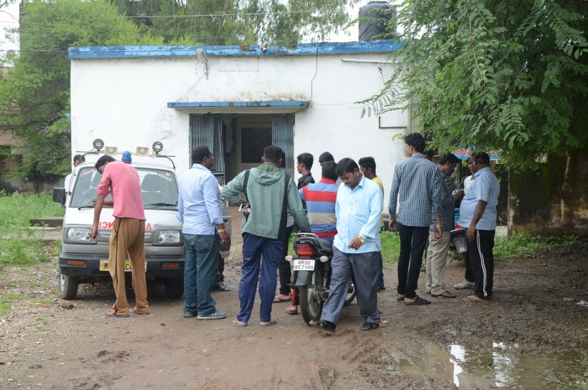 Dewas photo भोपाल रोड पर दर्दनाक हादसा : ट्रैक्टर-ट्रॉली से टकराई टवेरा, दादी-पोते की मौत