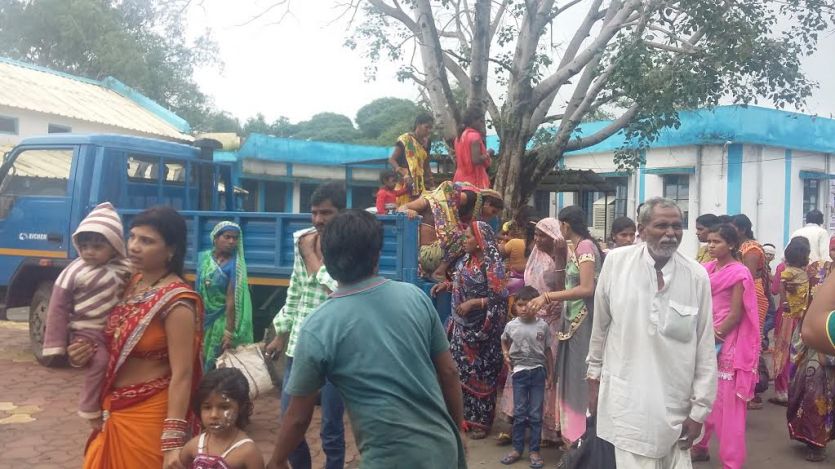 Dewas photo हाईवे पर गड्ढे बचाने के चक्कर में पलटी बस, 22 घायल