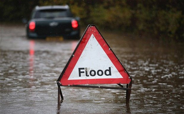 flood जौनपुर में बाढ़ का खतरा, सहमे हुये हैं लोग