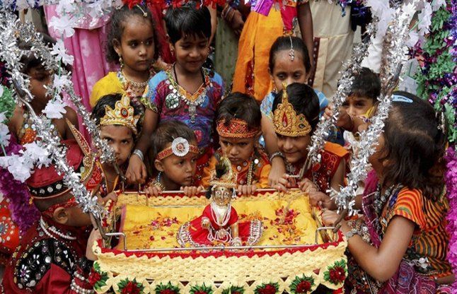 janmashtami in temple Krishna Janmashtami 2017- दो दिन मनाई जाएगी जन्माष्टमी, आपके लिए ये दिन शुभ!