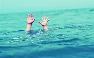 two brotehers drowned in pond ग्रामीणों ने कोयल नदी में डूब रहे युवक को बचाया