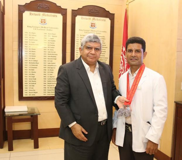 kgmu KGMU के कर्मचारी ने बढ़ाया प्रदेश का मान, रिले स्पर्धा में जीता मेडल