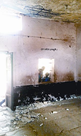 school हादसे से नहीं ली सीख, जर्जर स्कूलों में ही लग रहीं कक्षाएं, खतरे में बच्चों की जान