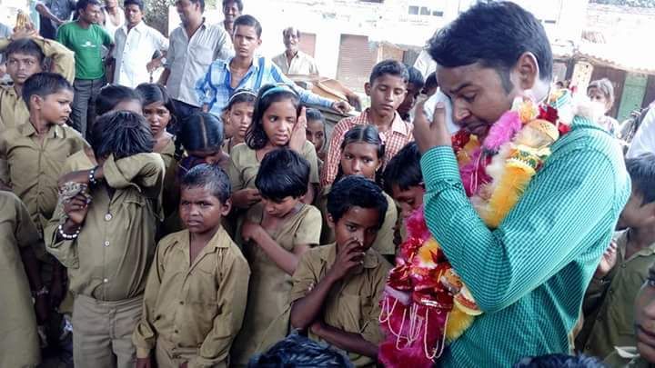 primary school master मास्टर साहब, आप हम बच्चों को रोता छोड़कर मत जाओ