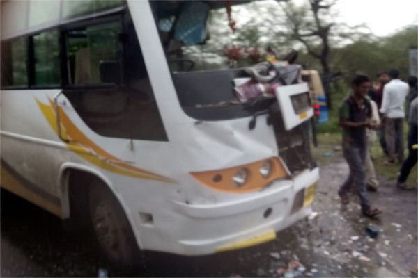bus accident in agar malwa tanodiya आगर मालवा में तनोडिय़ा के पास दो बसों में भीषण टक्कर, 13 घायल, 3 गंभीर