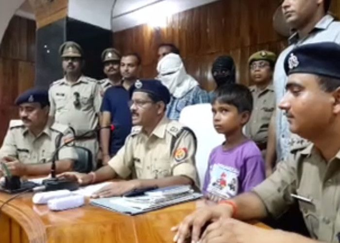Police Kidnaps Kid देखिये महबूबा की खातिर यूपी पुलिस का सिपाही क्यों बन गया अपहरणकर्ता!