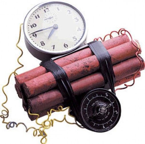 bomb threat जमीन के अंदर से बम बनाने के उपकरण व हथियार बरामद