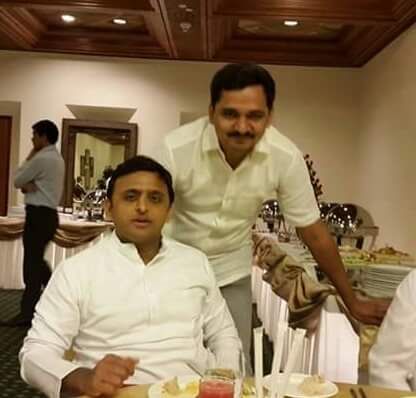 mlc chanchal with cm akhilesh BREAKING NEWS शिवपाल के करीबी एमएलसी चंचल को जान से मारने की धमकी
