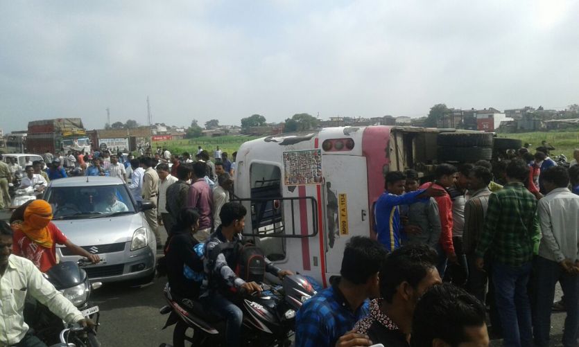 Dewas photo एबी रोड पर हादसा... डिवाइडर पर चढ़ते हुए बस पलटी