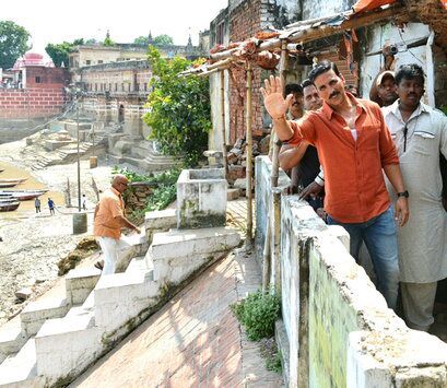 akshay kumar गंगा की लहरों पर अक्षय कुमार ने उड़ाई पतंग, देंखे वीडियो