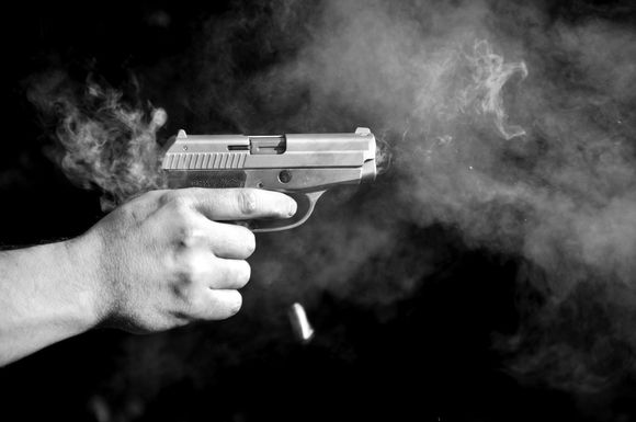 gun shot कार में जा रहे बिल्डर को बदमाशों ने गोलियों से भूना