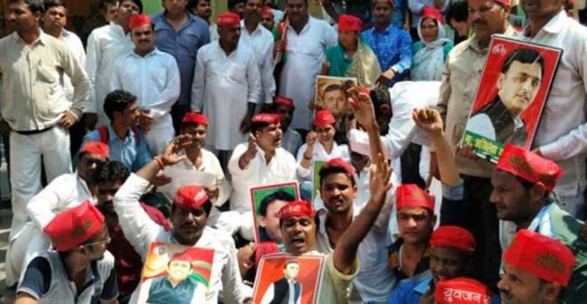 barabanki लखनऊ से बाराबंकी पहुंची चाचा-भतीजे की लड़ाई, सड़कों पर उतरे नेता