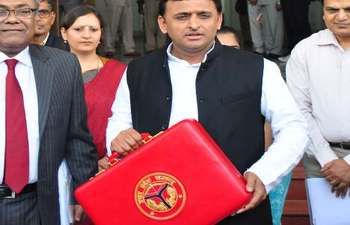 cm akhilesh yadav अखिलेश सरकार ने शिक्षकों के लिए दो सौ करोड़ की पोटली खोली