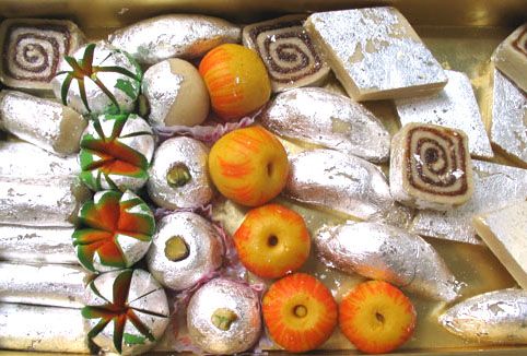 Avoid eating sweets containing silver foil शाकाहारी है तो ना खाएं चांदी की वर्क लगी मिठाई, डरावना है इसका सच