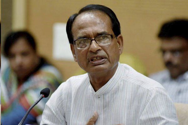shivraj singh chouhan 'सहकारी दुकानों पर पतंजलि के उत्पाद भी बिकेंगे' इस नीति पर अपनी राय दें...