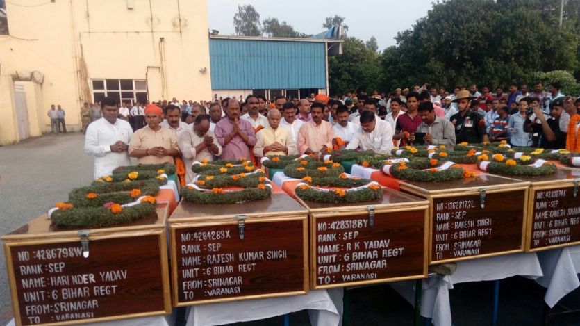 martyr solders in uri #uri attack मातमी धुन पर देश के शहीदों को सलामी और श्रद्धांजलि, देखें वीडियो