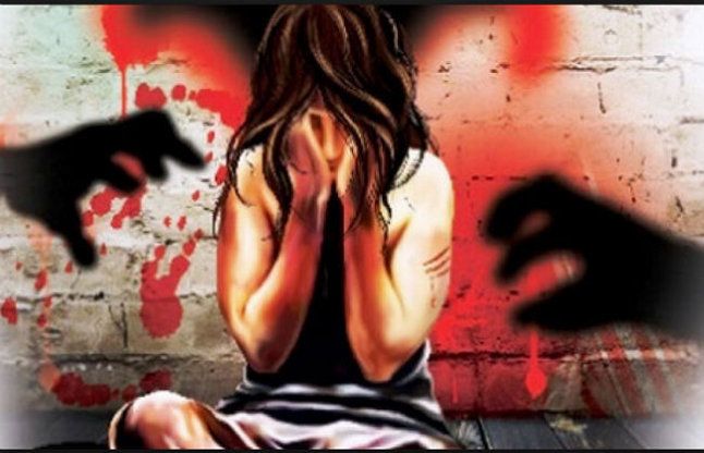 family rejected, gave birth to baby girl बाथरूम में नहा रही थी युवती, सिरफिरे आशिक ने किया ये काम