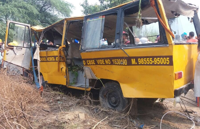 school bus falls into canal पंजाब: 50 बच्चों सहित नहर में गिरी डीएवी स्कूल की बस, 8 की मौत