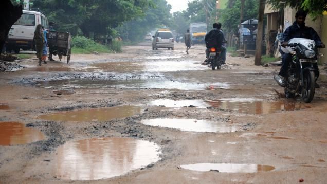 varanasi damage road सड़क चोर निकला पीडब्ल्यूडी राज्यमंत्री का खास
