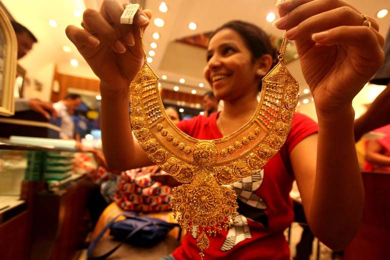 gold and silver सराफा बाजार में सोने में आई तेजी, चांदी हुई नरम