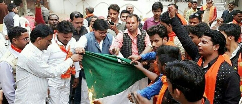 Shiv Sena Lucknow burn Pakistan Flag and PM Nawaz उड़ी आतंकी हमला: शिवसेना ने पाकिस्तान का झंडा और नवाज शरीफ के पोस्टर फूंके