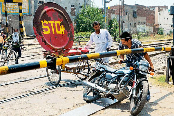 30 thousand railway crossing closed in 2 years रेलवे फाटक गिरा था फिर भी नहीं माने युवक, बाल-बाल बची जान