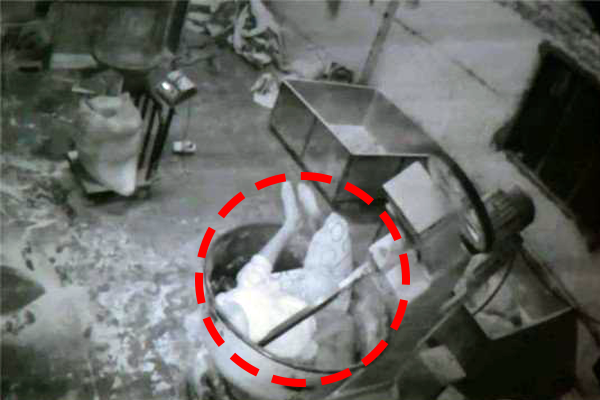 Died from injuries of the machine आटा मेकर मशीन में फंसा 22 साल का लड़का, CCTV में कैद हुई मौत