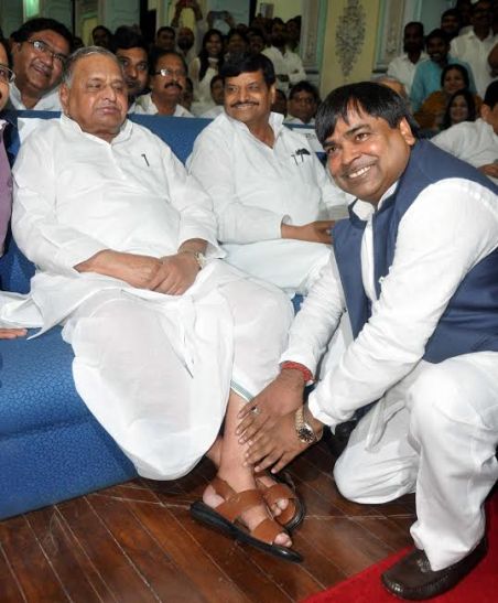 Samajwadi party सपा के मंत्री गायत्री प्रजापति के खिलाफ सुप्रीम कोर्ट ने दिए महिला से छेड़छाड़ का केस दर्ज करने के आदेश