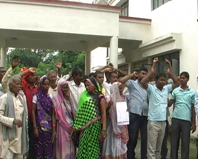 villagers protest आजमगढ़ में कोटेदारों की दबंगई जारी, ग्रामीण आये दिन कर रहे प्रदर्शन
