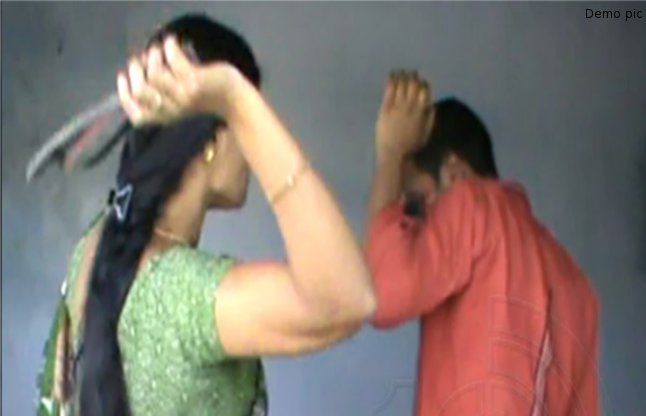 woman beaten सौतन के साथ CBI वकील को पत्नी ने चप्पलों से पीटा