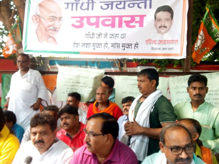 gandhigiri on gandhi jayanti गांधी जयंती पर भाजपा विधायक की गांधीगिरी