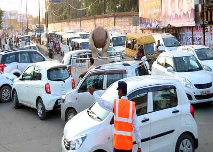 vehicles going back 6 घंटे बंद रहीं ग्वालियर की सड़कें, एंबुलेंस तक रोकी