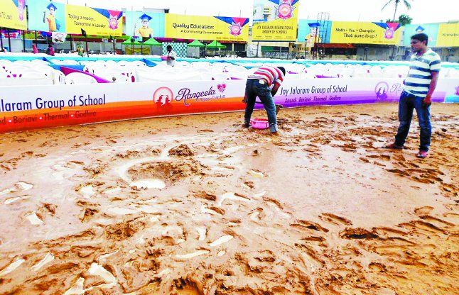 ahmedabad बे-मौसम बरसात, गरबा के रंग में भंग