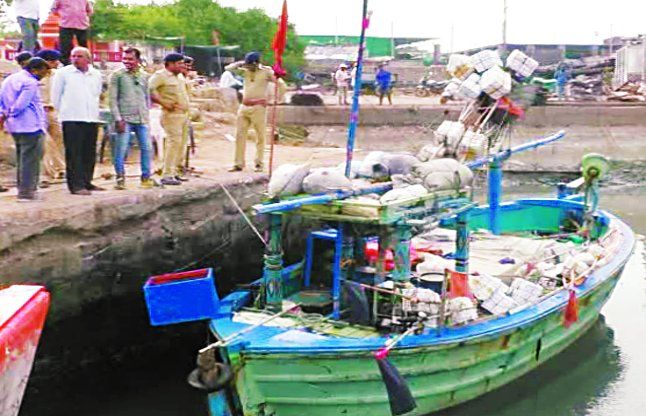 ahmedabad मछुआरे व पाकिस्तानी बोट को पोरबंदर लाए