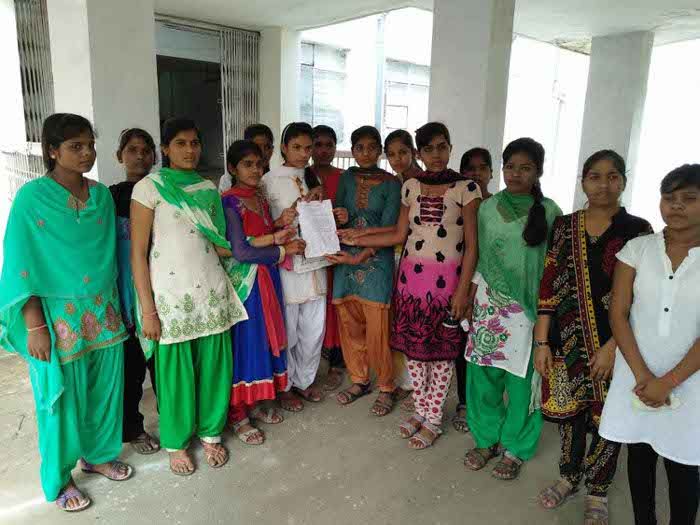 Raisen समस्याएं बताने कलेक्ट्रेट पहुंचीं छात्राए
