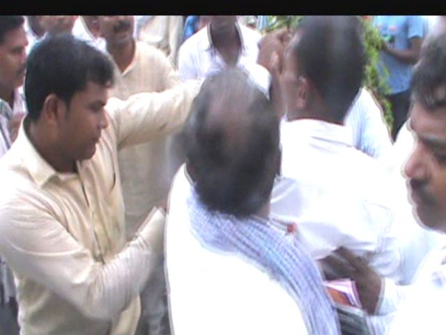 janwadi party workers वीडियो: चुनावी बैठक में जमकर हंगामा, राष्ट्रीय अध्यक्ष से भी धक्कामुक्की