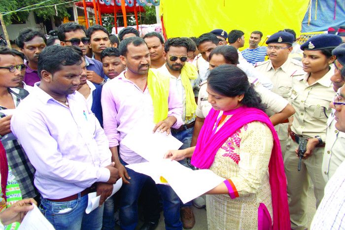 The tribal youth show anger आदिवासी युवाओं में दिखा आक्रोश, कहा- बंद करें नक्सली बताकर गोली मारना