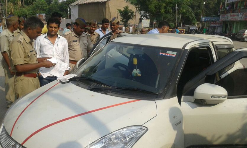 police caught police man पुलिस वाले ने तोड़ा कानून, पुलिस ने पकड़ा