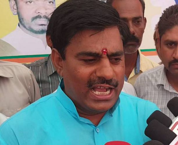 ramshwar sharma विधायक ने केजरीवाल को दी 'गाली', BJP ने कहा- मर्यादा की सीमा न लांघें
