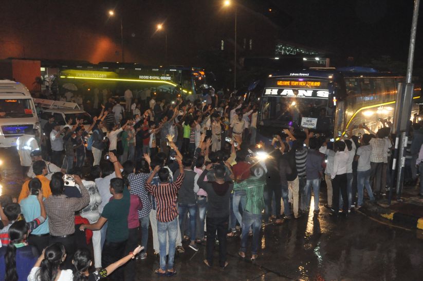 तेज बारिश भी नहीं रोक पाई खिलाडिय़ों को देखने उमड़े प्रशसंक