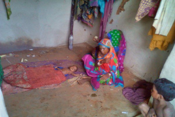 dead body of innocent घर पर मौत बनकर गिरी 'आसमानी आफत', महिला व 3 साल की मासूम की मौत