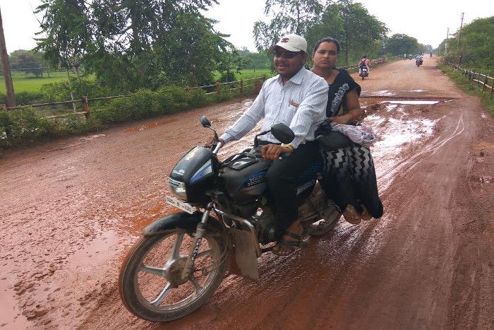 sand transporting रेत परिवहन करने वाले ट्रकों ने शहर की सड़कों को बना दिया पगडण्डी
