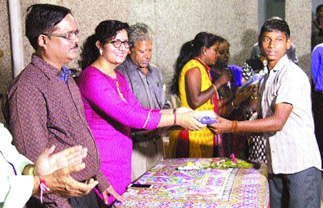 surat चिल्ड्रन होम के छात्रों को ट्रेडीशनल ड्रेस वितरित