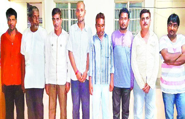 surat जुआ खेलते आठ गिरफ्तार
