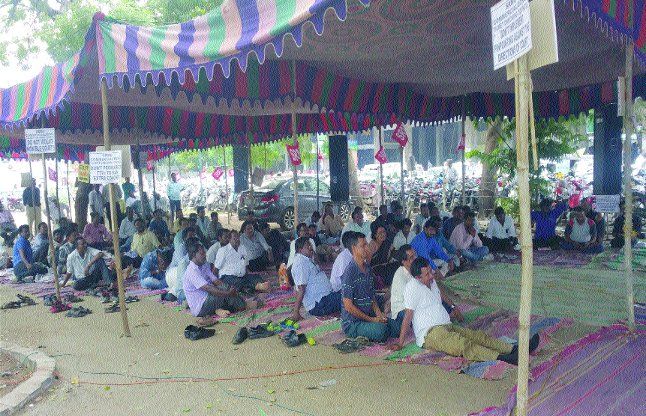 chennai रेल कर्मचारियों ने की भूख हड़ताल