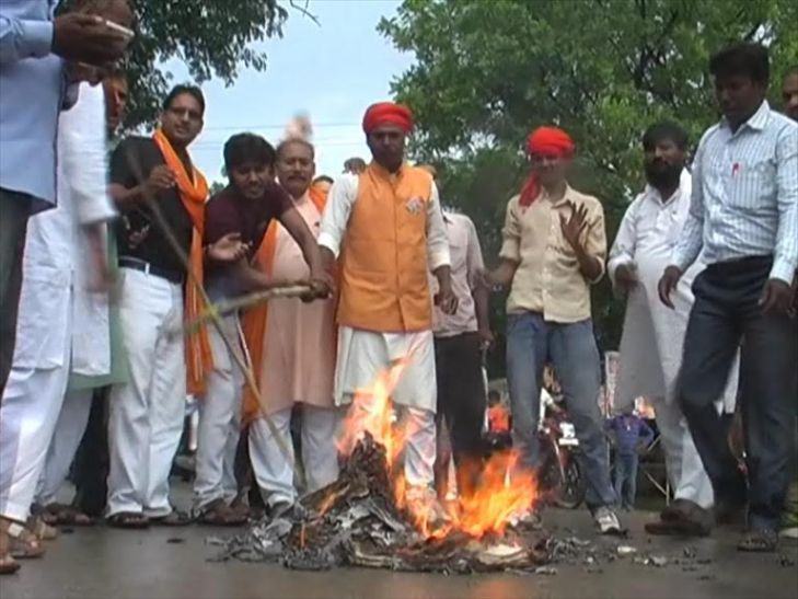 Rahul Gandhi effigy burn मोदी पर टिप्पणी से भड़के भाजपाई, फूंका राहुल गांधी का पुतला