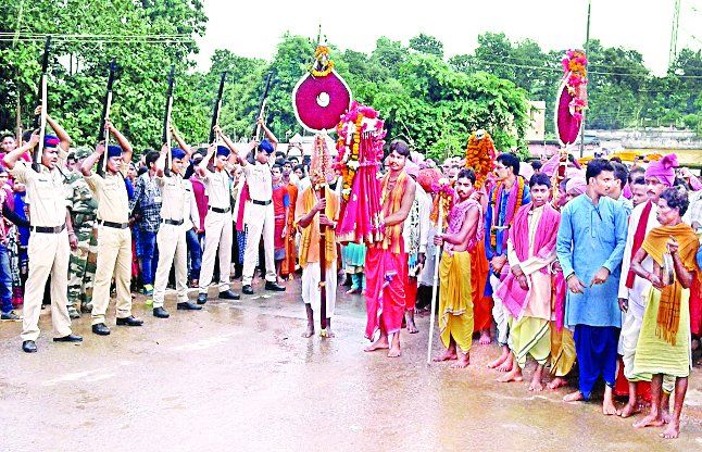 Bastar dussehra गाजे-बाजे और आतिशबाजी के बीच माईजी की डोली को जवानों ने दी सलामी